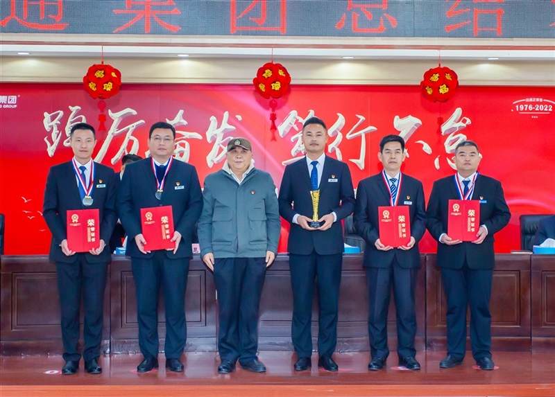 市派“紅領書記”寧云龍頒發(fā)先進黨支部和優(yōu)秀共產(chǎn)黨員獎